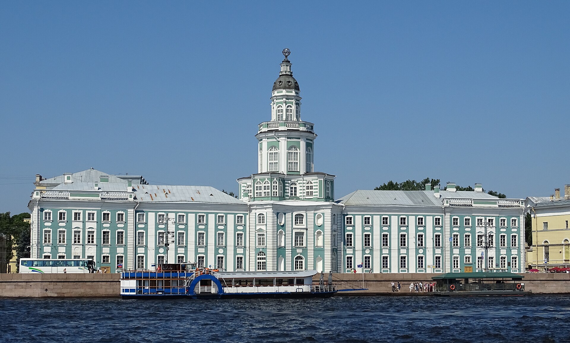 Saint_Petersburg_Kunstkamera_from_Neva.jpg