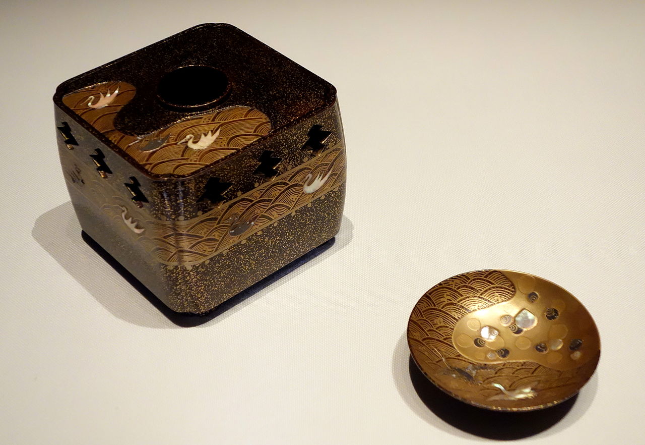 Sake_cup_and_stand_by_Nagata_Yuji,_Edo_period,_18th_century,_.JPG