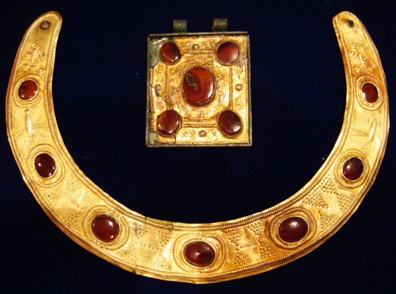 Samartian-Persian_necklace_and_amulet.png