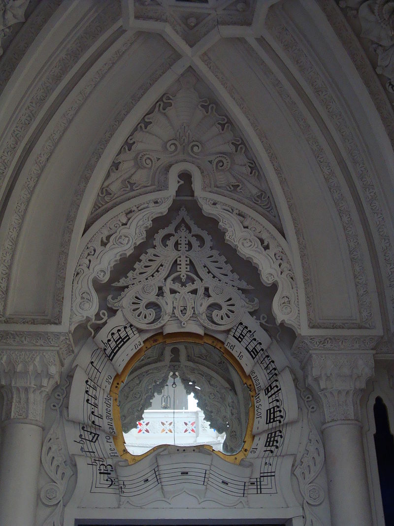 Sammezzano,_rotonda_bianca_08.1_fiero_sangue_d'aragona.JPG
