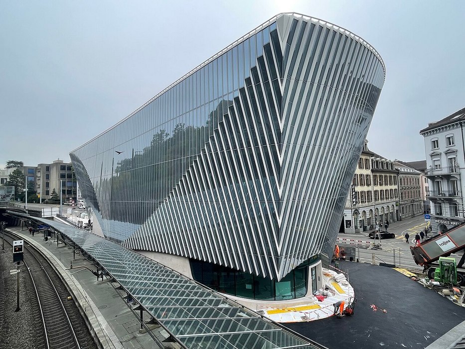 Santiago_Calatravaː_Haus_zum_Falken_beim_Bahnhof_Zürich_Stadelhofen.jpg