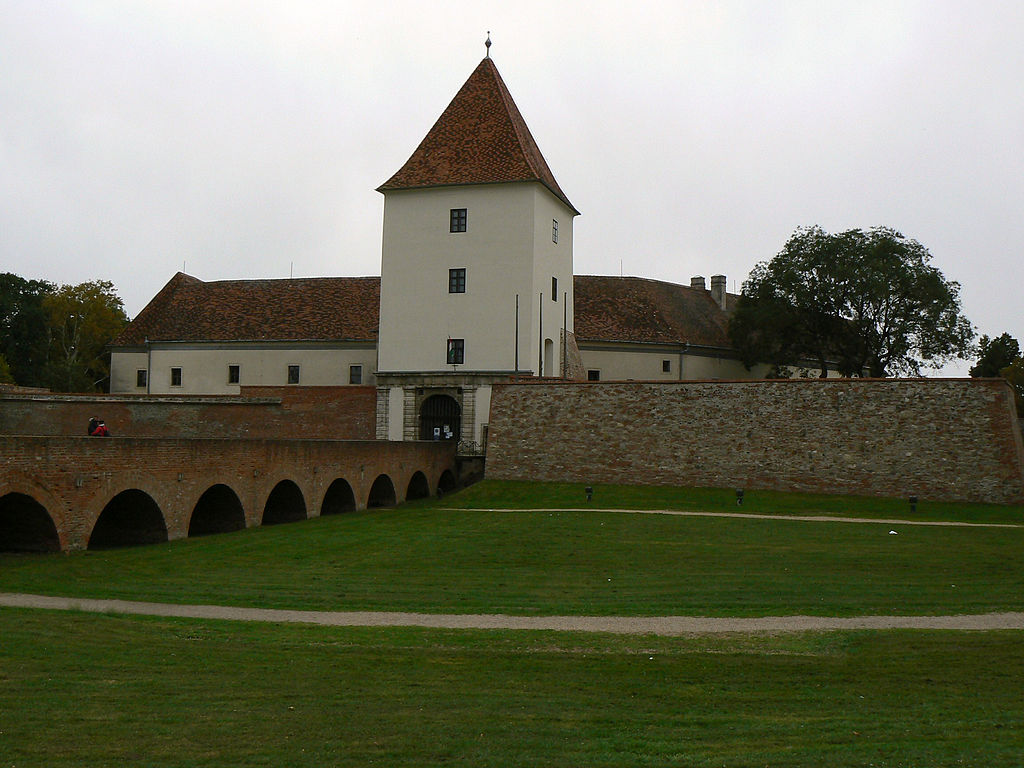 sarvar 1024px-Vár_(9301._számú_műemlék).jpg