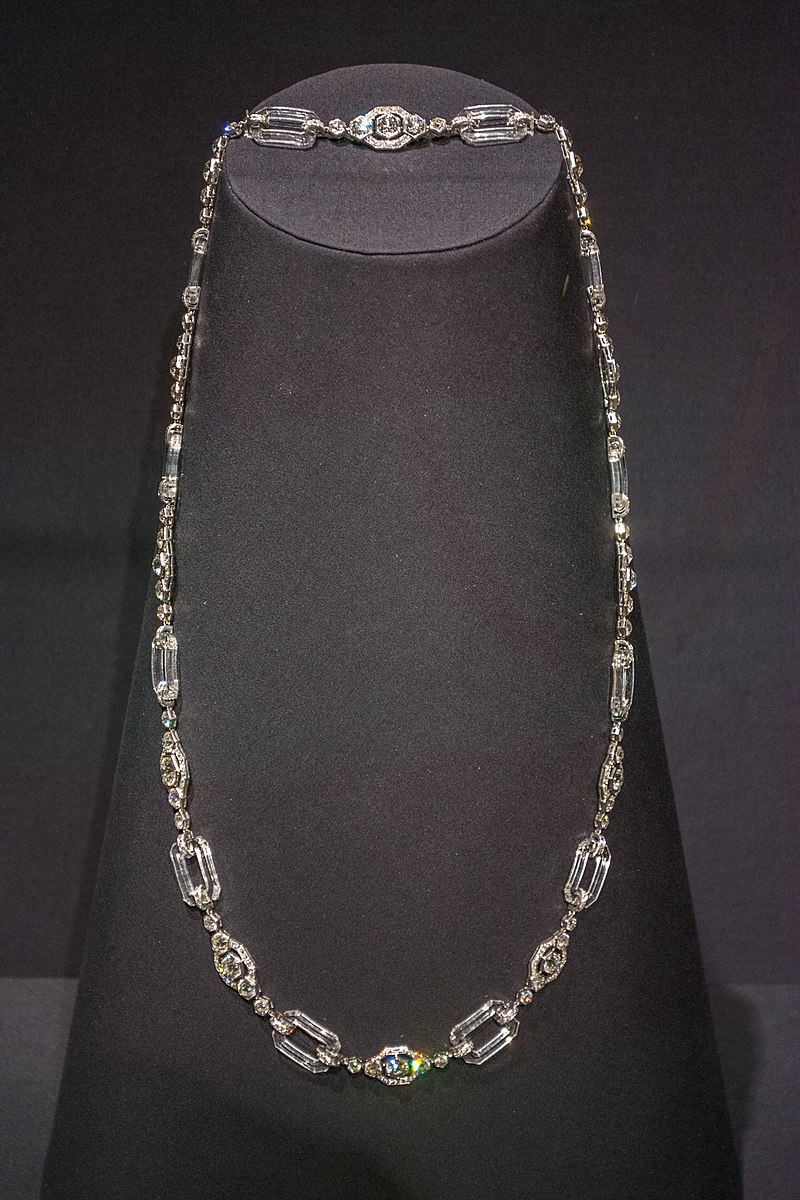 Sautoir_by_Chaumet_(38643519145).jpg