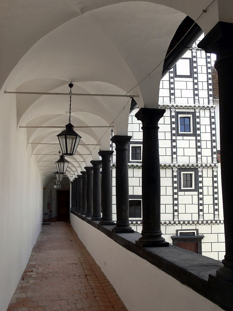 Schallaburg_-_Kleiner_Arkadenhof_1.jpg