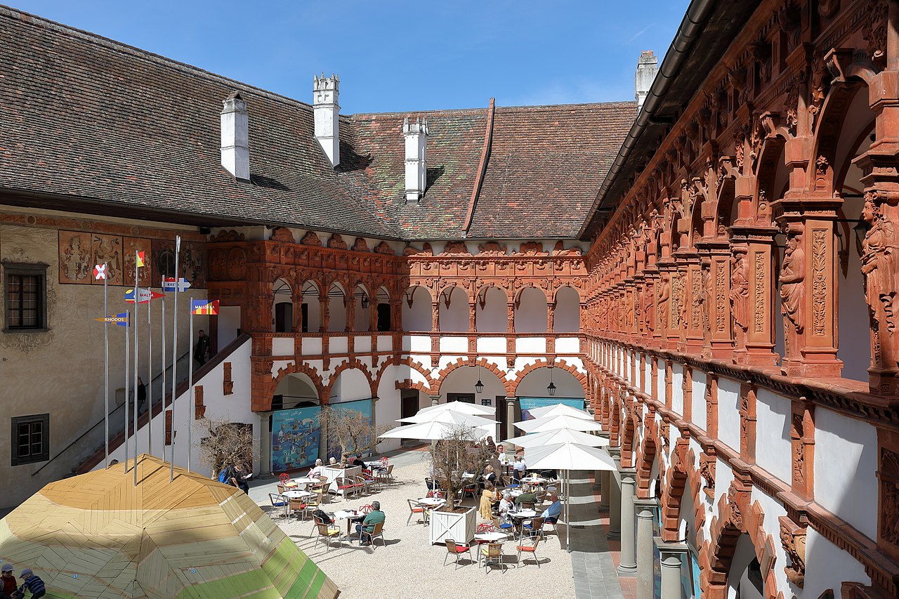 Schallaburg_-_Schloss,_großer_Arkadenhof.JPG