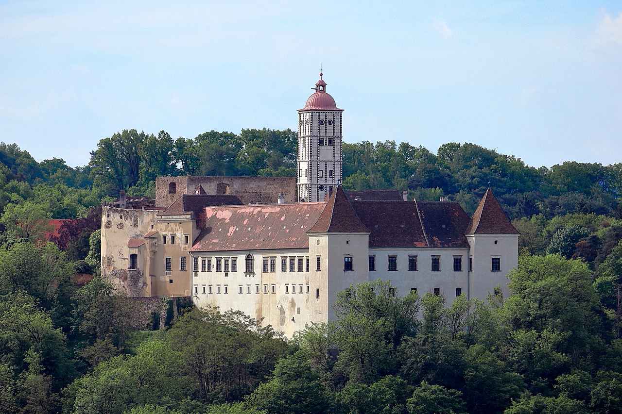 Schallaburg_-_Schloss,_nordseitig.JPG