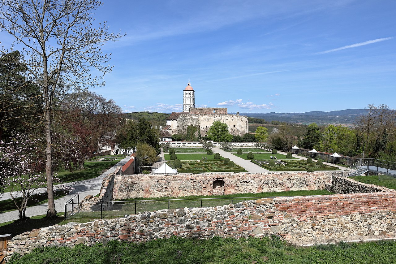 Schallaburg_-_Schloss,_südostseitig_(2).JPG