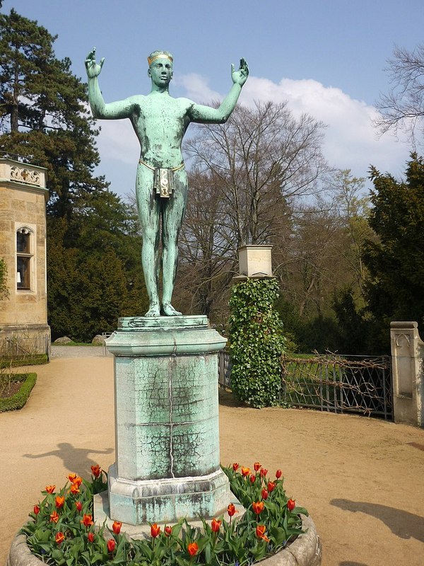 Schl-Eckberg-Sonnenanbeterн.jpg