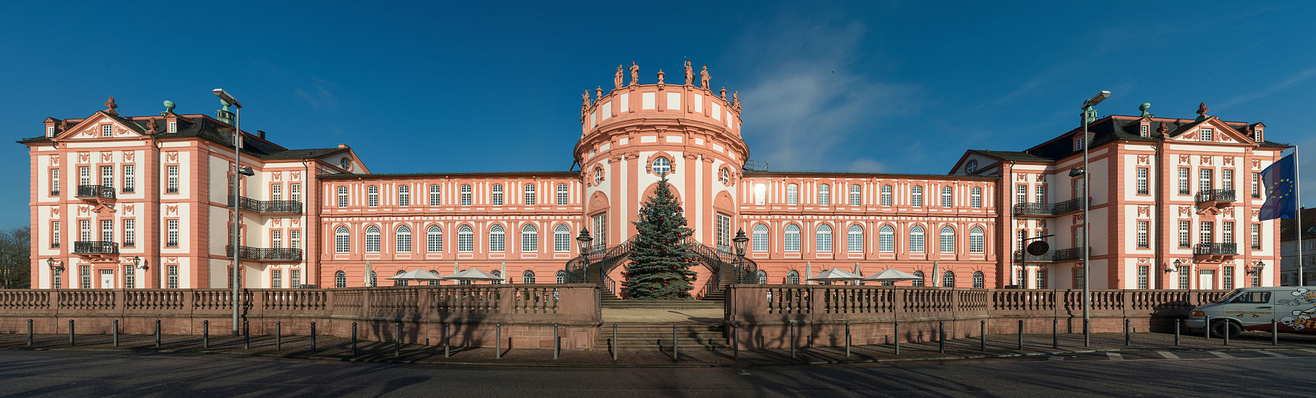 Schloss_Biebrich,_South_view,_Panini_General_projection_20150107_1.jpg