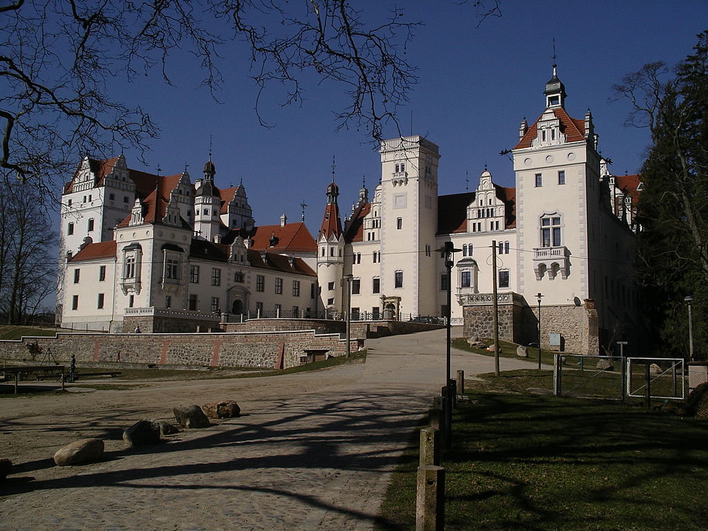 Schloss_Boitzenburg_von_vorne.jpg
