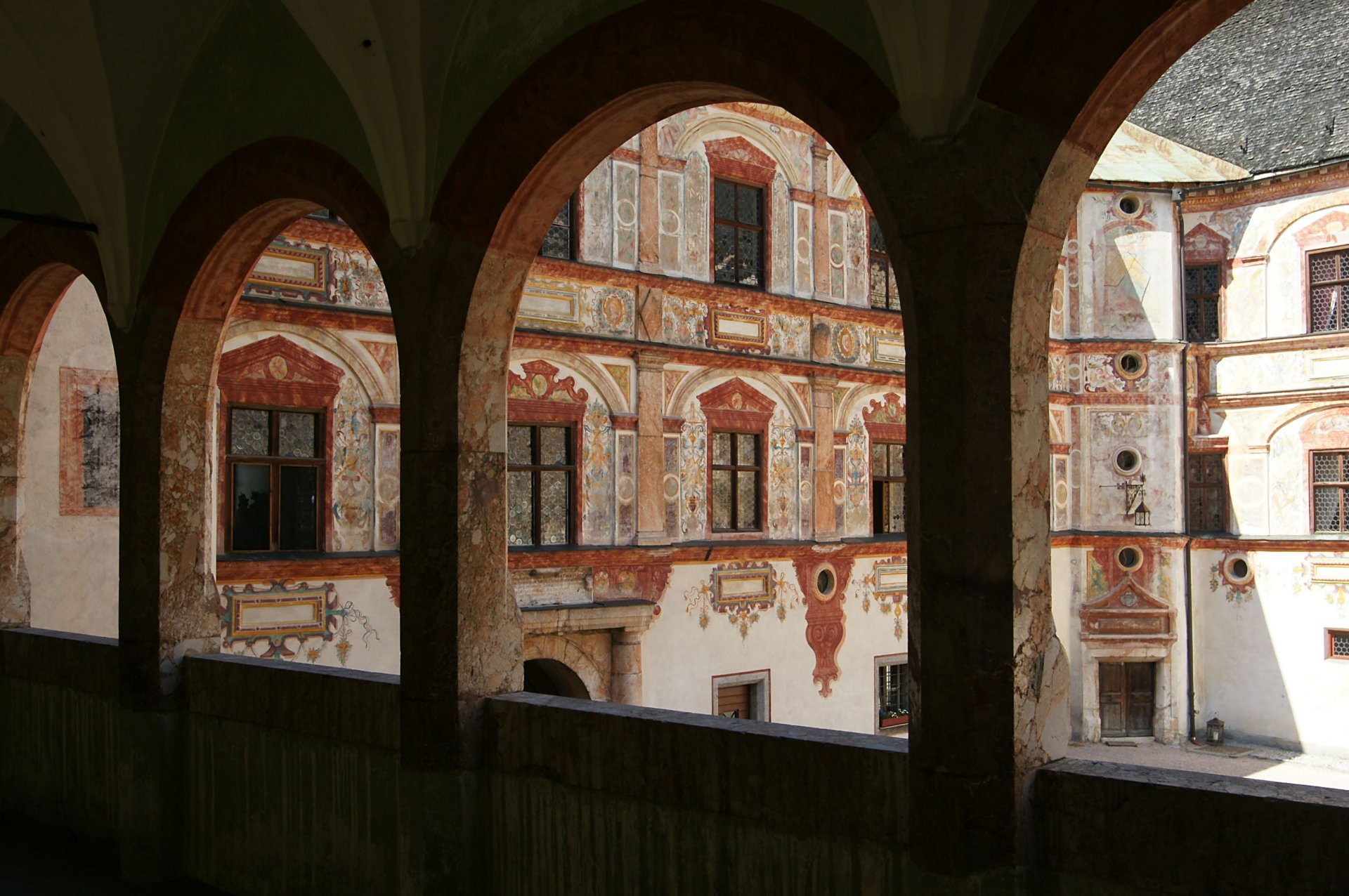 Schloss_Tratzberg_Innenhof_2.JPG
