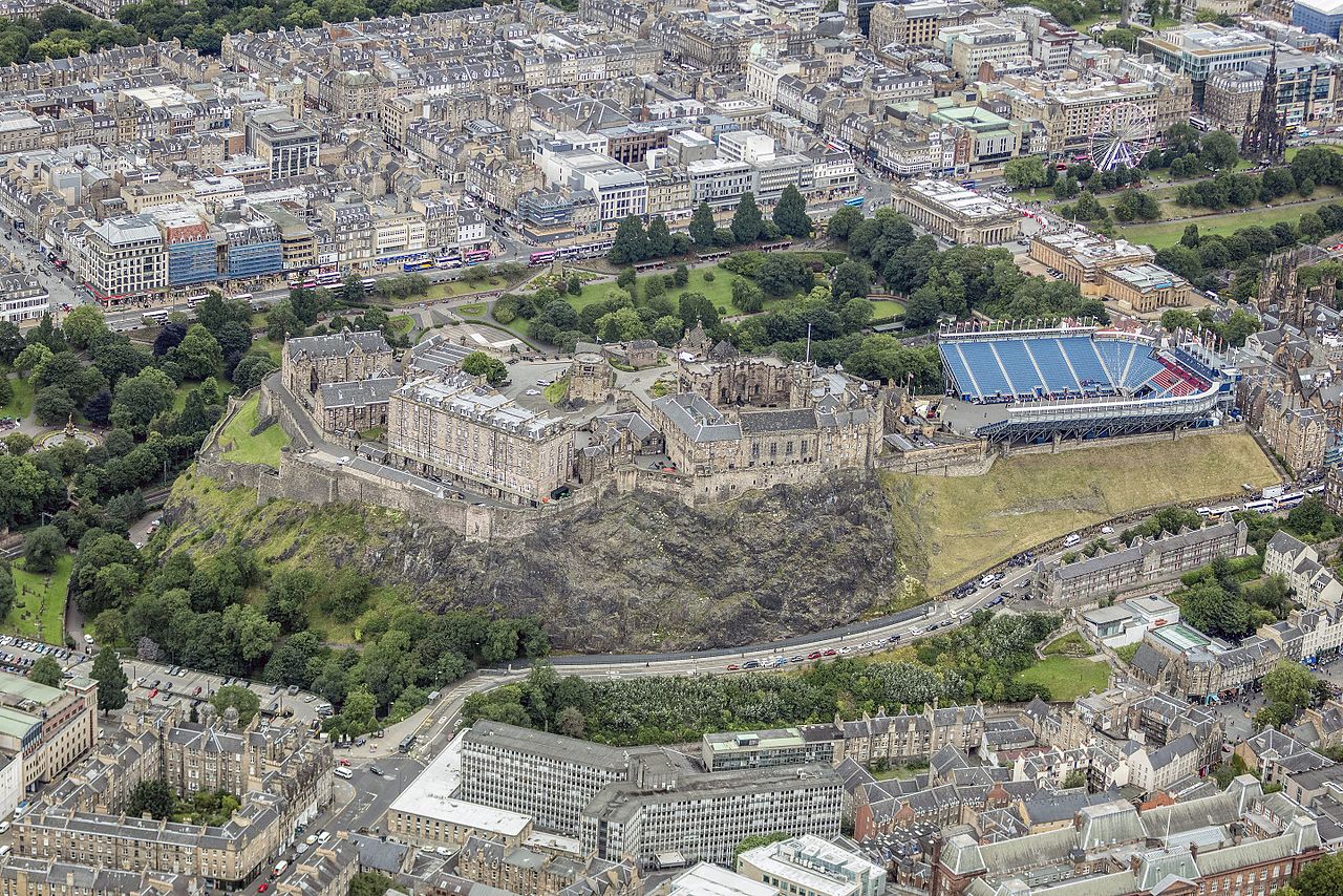 Scotland-2016-Aerial-Edinburgh_Castle.jpg