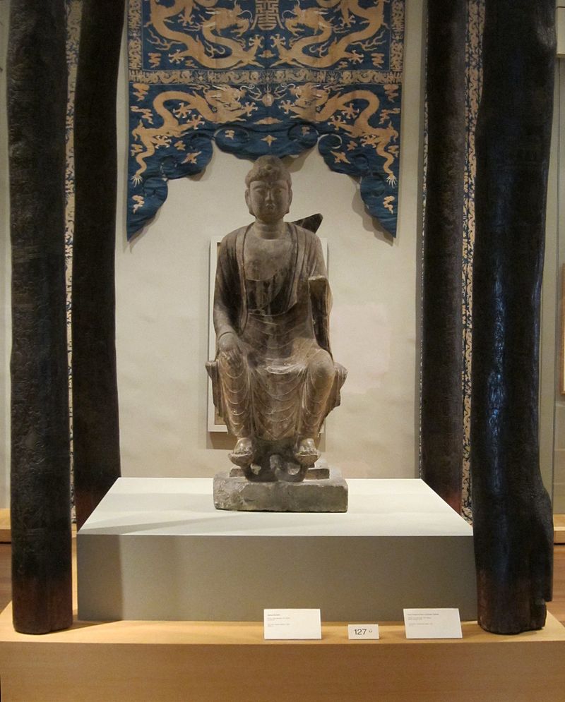Seated_Buddha,_Tang_dynasty,_7th_century,_limestone.jpg