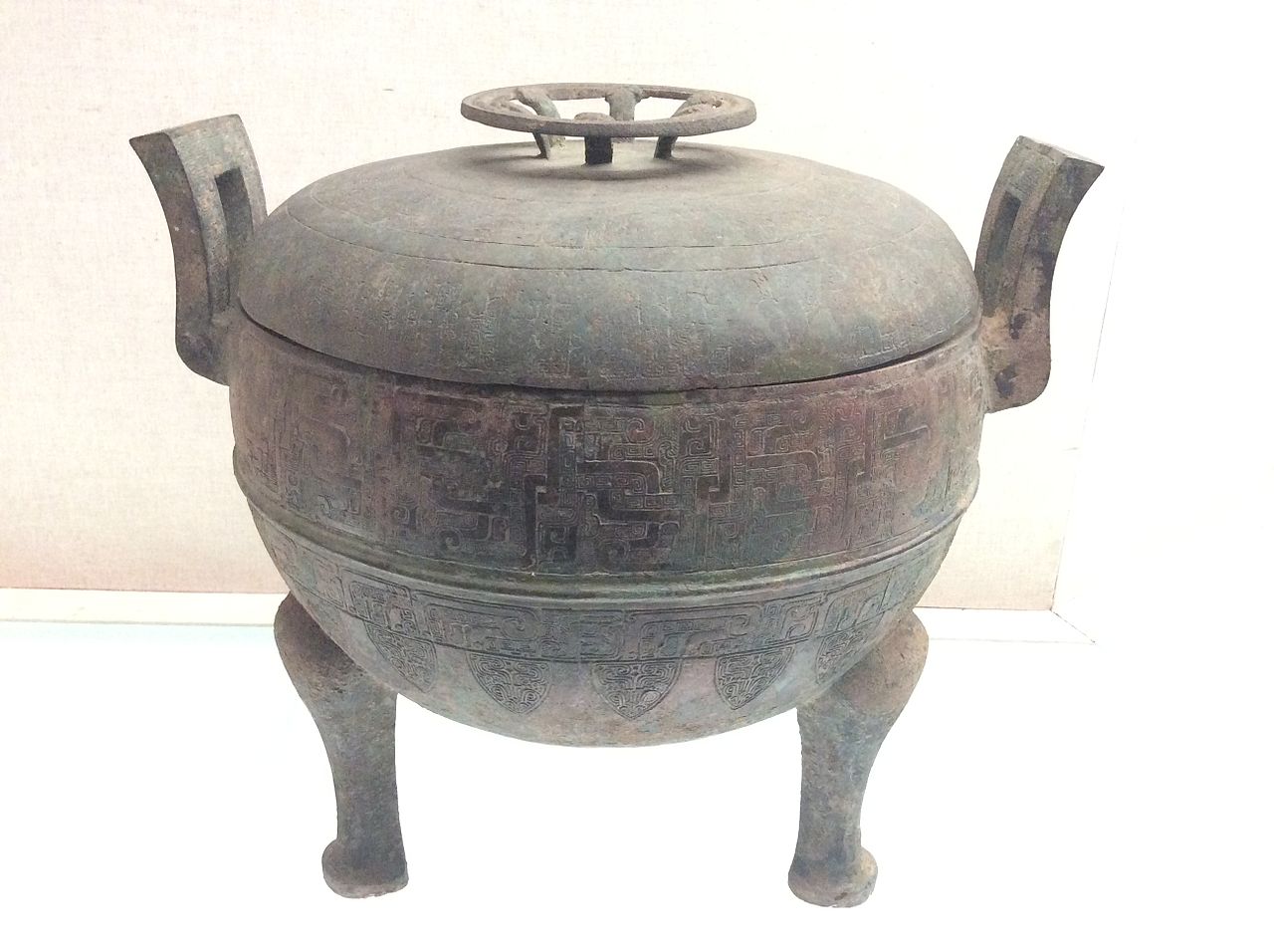 Shanxi_Museum_-_ding_with_a_lid_and_interlaced_hydras_motifs.JPG