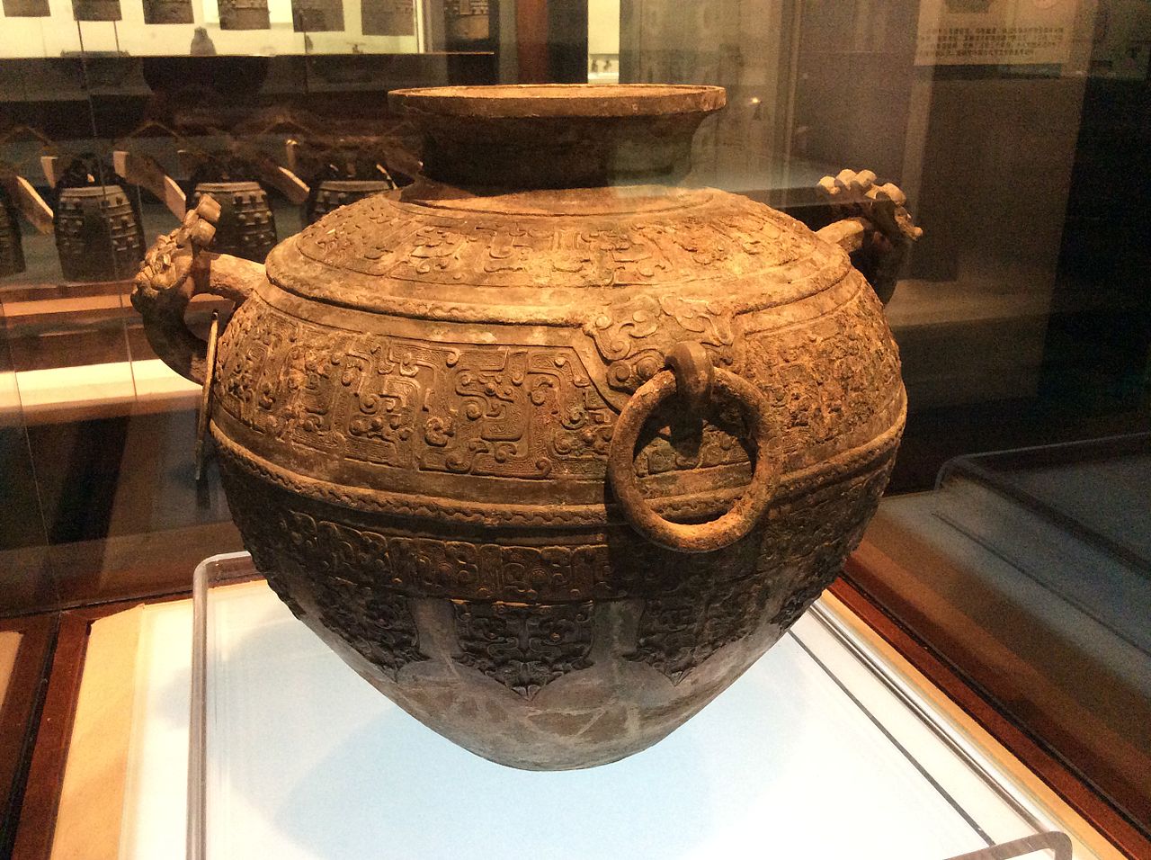 Shanxi_Museum_-_lei_with_kui-phoenix_motifs.JPG