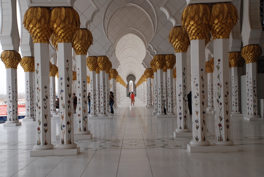 Sheikh Zayed Mosque in Dubai (pillars).jpg