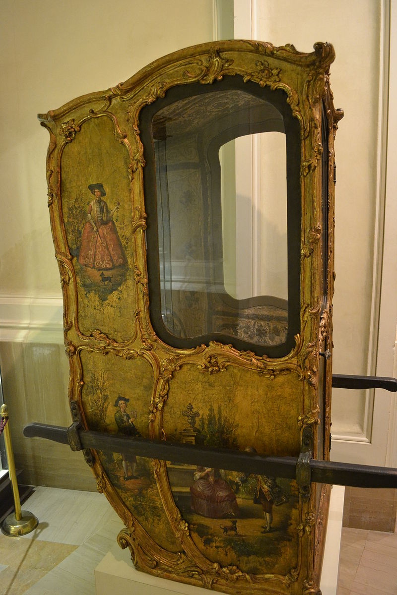 Silla_de_manos_-_Interior_of_the_Palau_del_Marqués_de_Dosaigües_-_Sala_de_carruatges_02.JPG