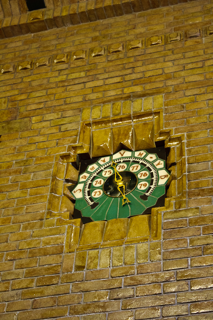 Sint_Hubertus_Hoge_Veluwe_0040_-_Main_hal_barometer_detail.jpg