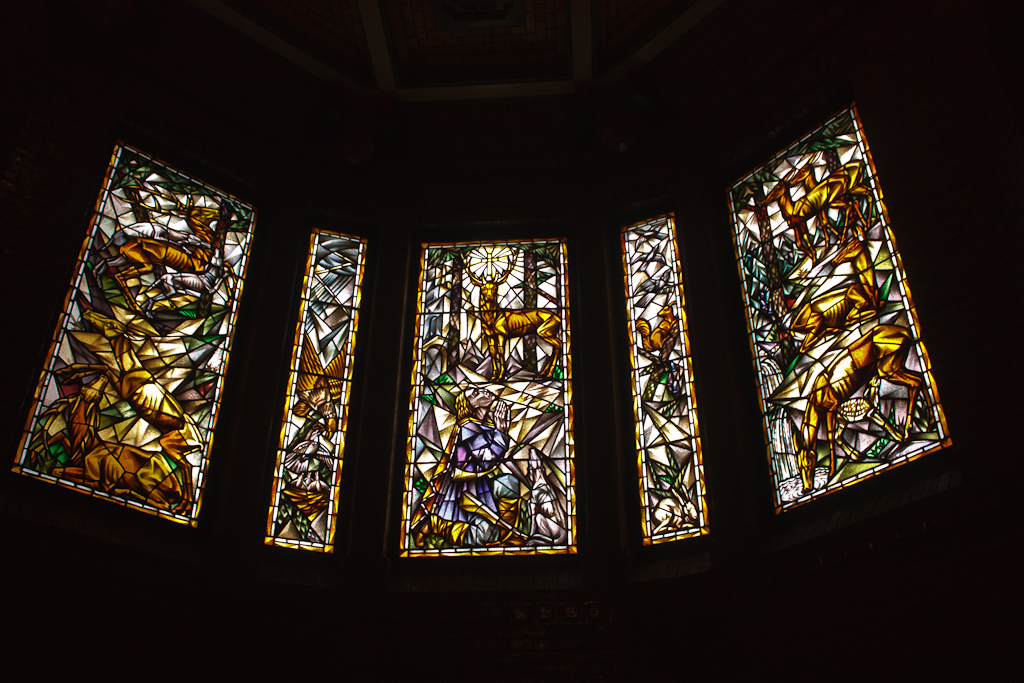 Sint_Hubertus_Hoge_Veluwe_0041_-_Stained_glass.jpg