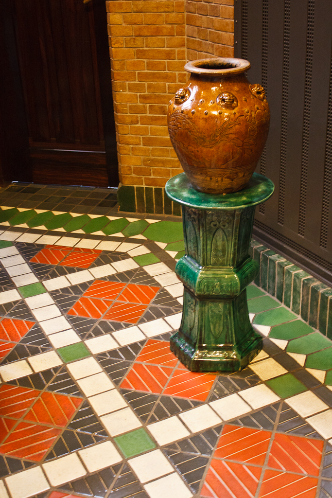 Sint_Hubertus_Hoge_Veluwe_0053_-_Main_hal_floor_with_vase_(detail).jpg