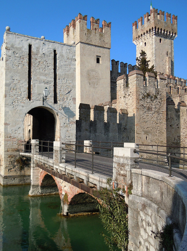 Sirmione-Castello_scaligero.jpg