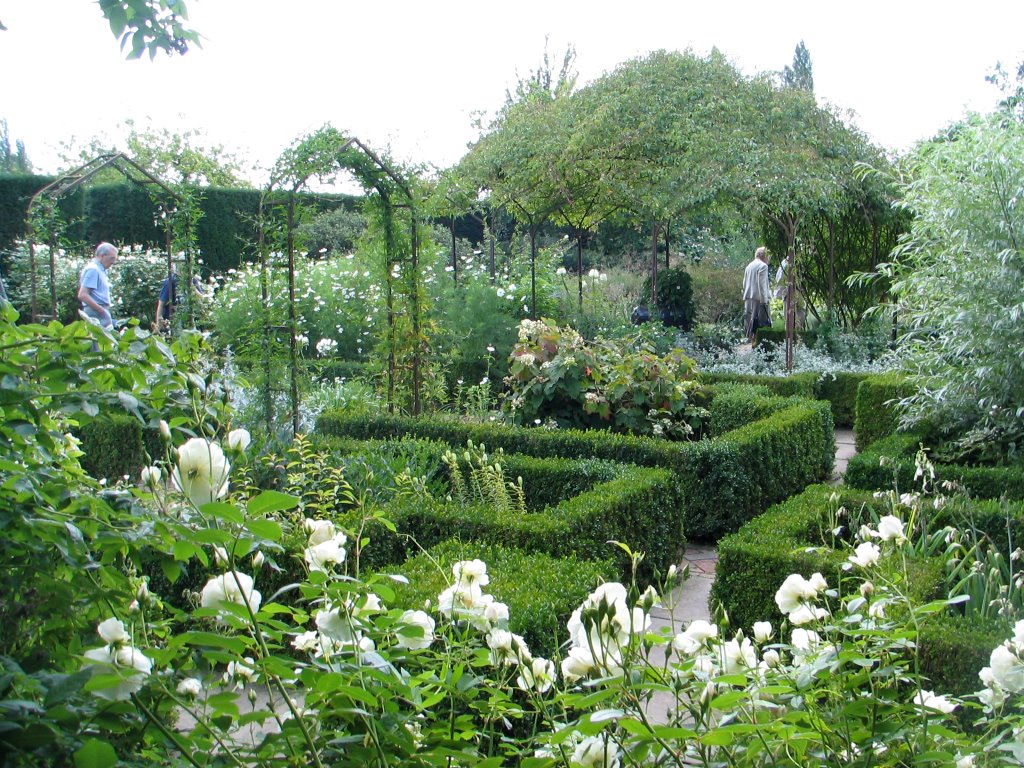 sissinghurst240806_whitegardenb.jpg