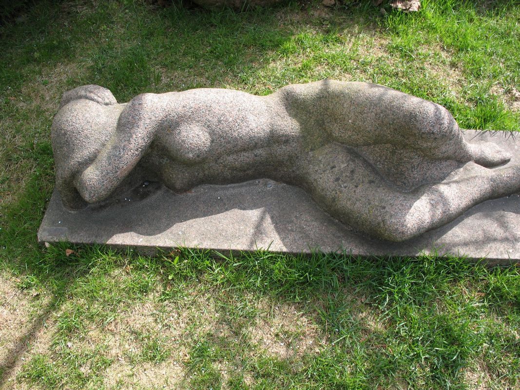 Skulptuur-Botaanikaaias-Anton-Starkopf.-Lamav-naine.jpg