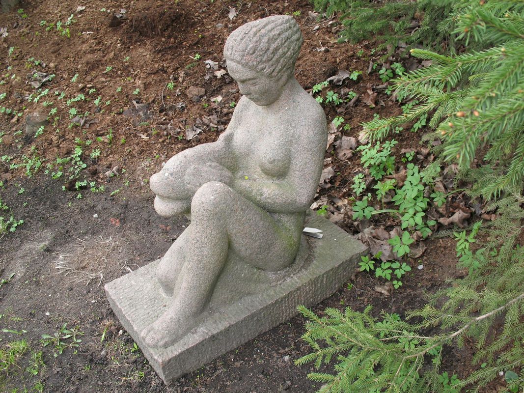 Skulptuurid-Botaanikaaias-Anton-Starkopf.-Naine-kalaga.jpg