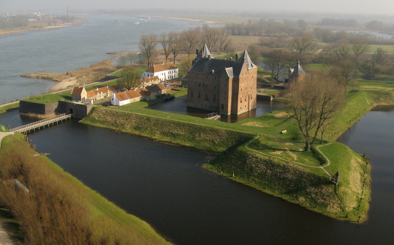 Slot_loevestein_luchtfoto.jpg