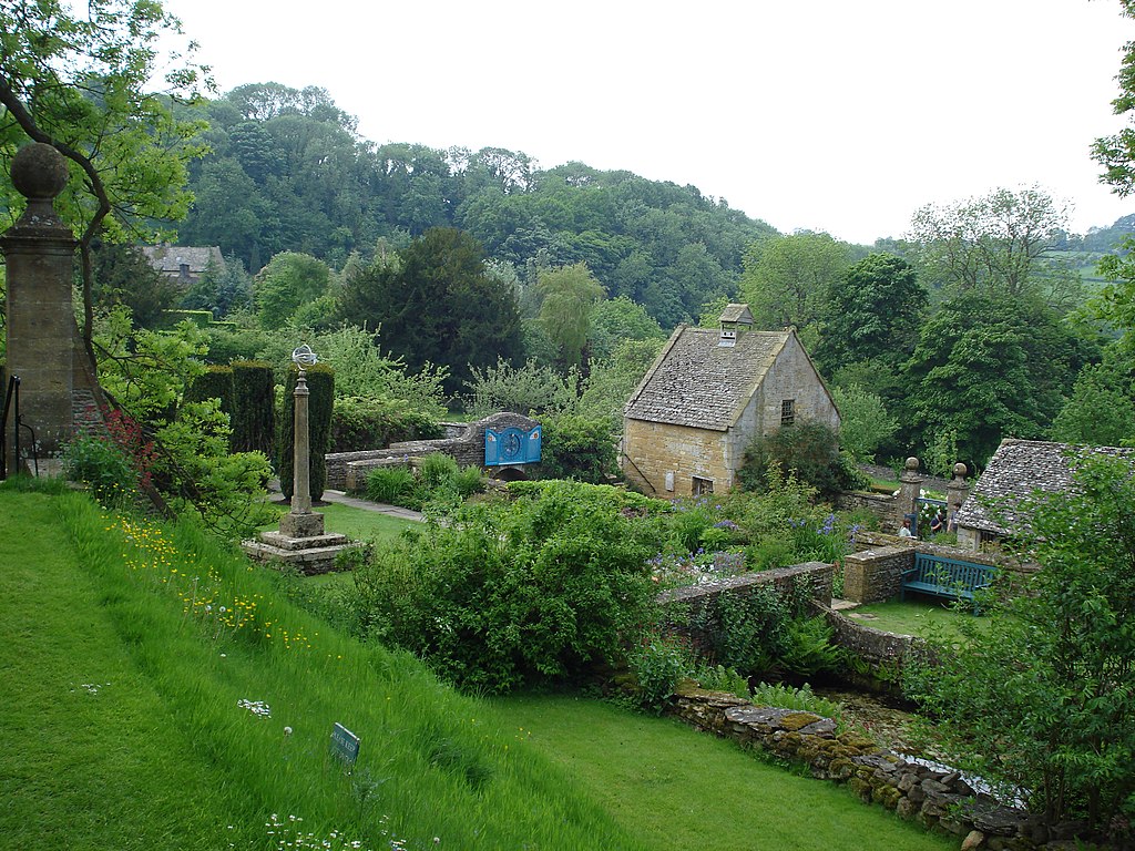 Snowshill_Manor_-_panoramio_(1).jpg