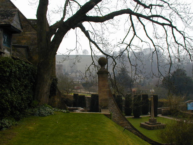 Snowshill_Manor_garden_-_geograph.org.uk_-_411813.jpg