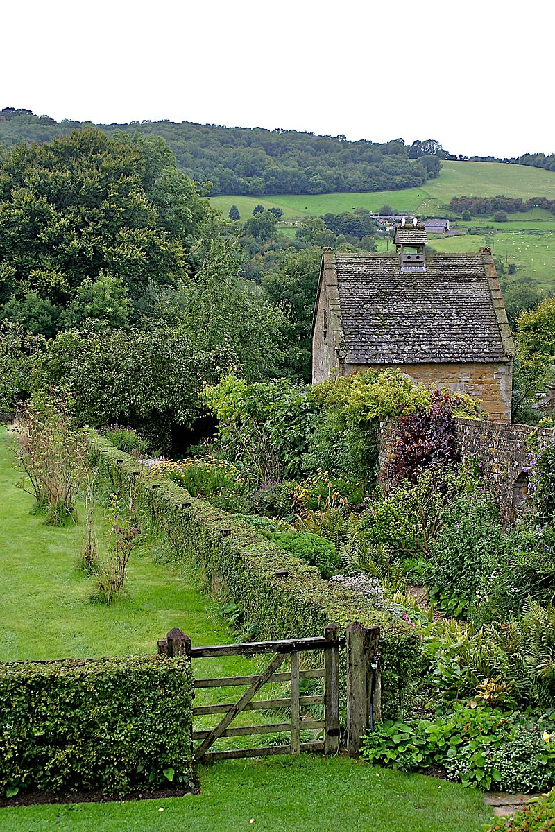Snowshill_Manor_garden_1.jpg
