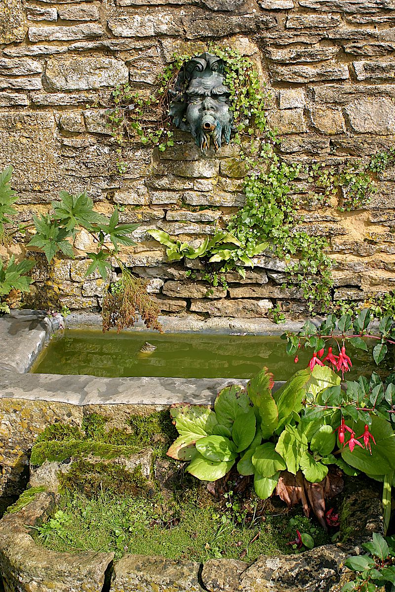 Snowshill_Manor_garden_4.jpg