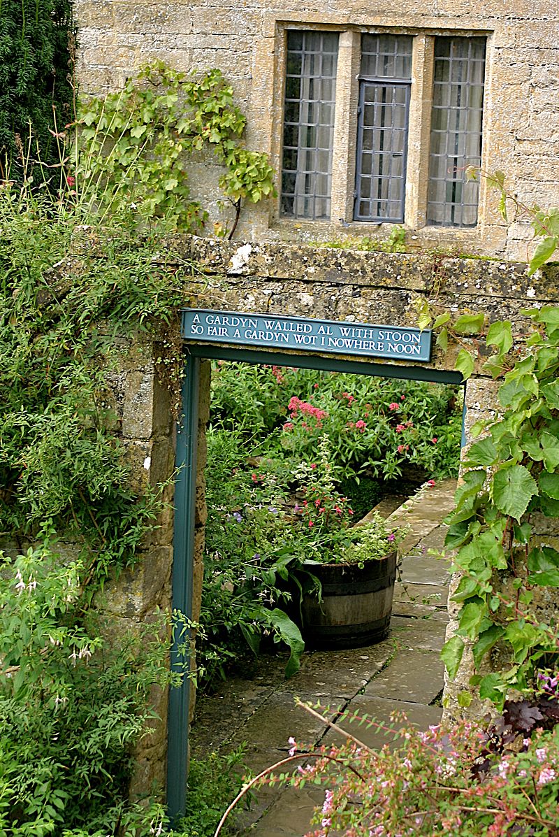 Snowshill_Manor_garden_8.jpg
