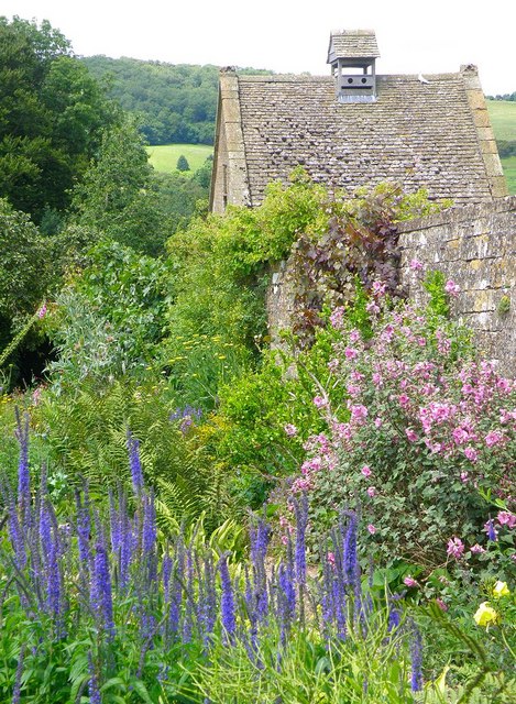 Snowshill_Manor_Gardens_-_geograph.org.uk_-_883853.jpg