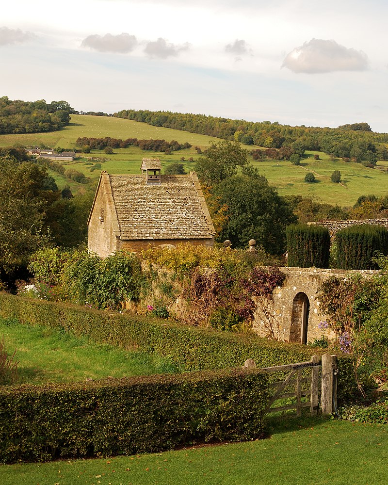 Snowshill_Manor_gardens_1.jpg