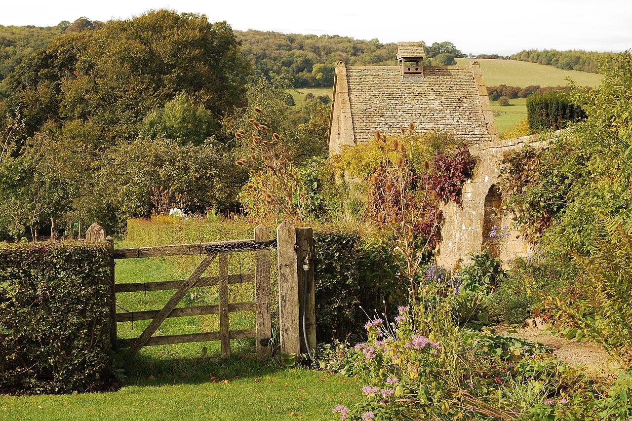 Snowshill_Manor_gardens_2.jpg
