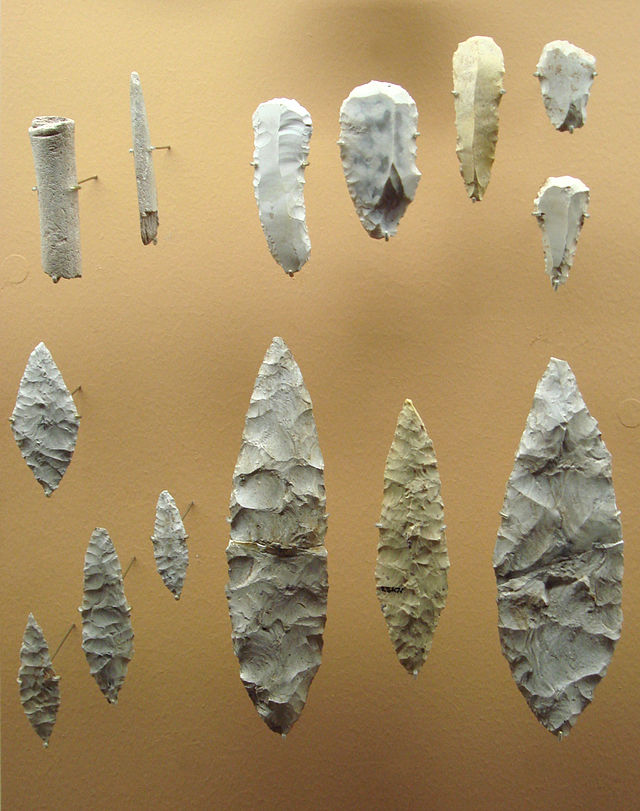 Solutrean_tools_22000_17000_Crot_du_Charnier_Solutre_Pouilly_Saone_et_Loire_France.jpg