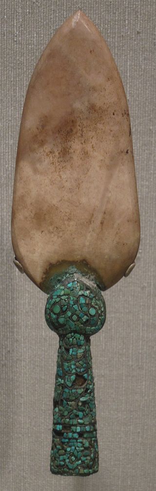 Spearhead_from_China,_Shang_dynasty,_bronze,_nephrite,_and_turquoise,_Honolulu_Academy_of_Arts.JPG
