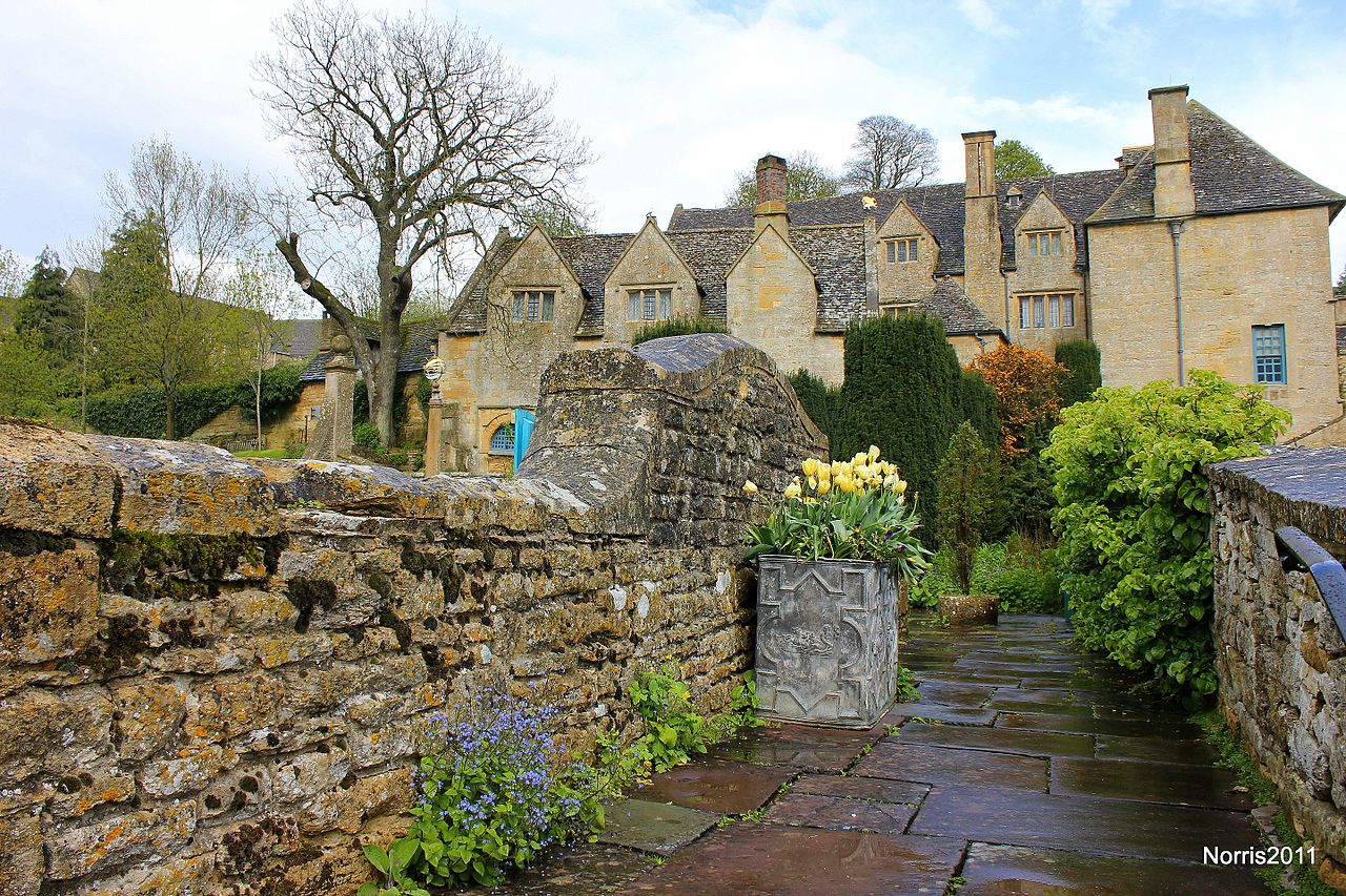 Spring_at_Snowshill_Manor._-_panoramio.jpg