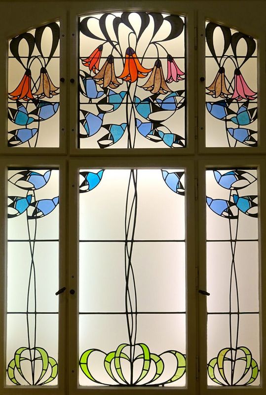 Stained_glass_window_by_Mackay_.jpg