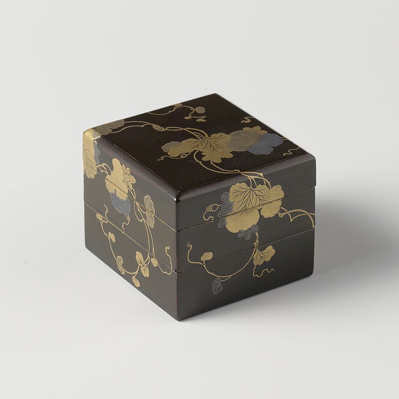 Stapeldoos,_zwarte_lak_met_poempoenplanten_in_goud-_en_zilver-makie-Rijksmuseum_AK-NM-6224.jpeg.jpeg