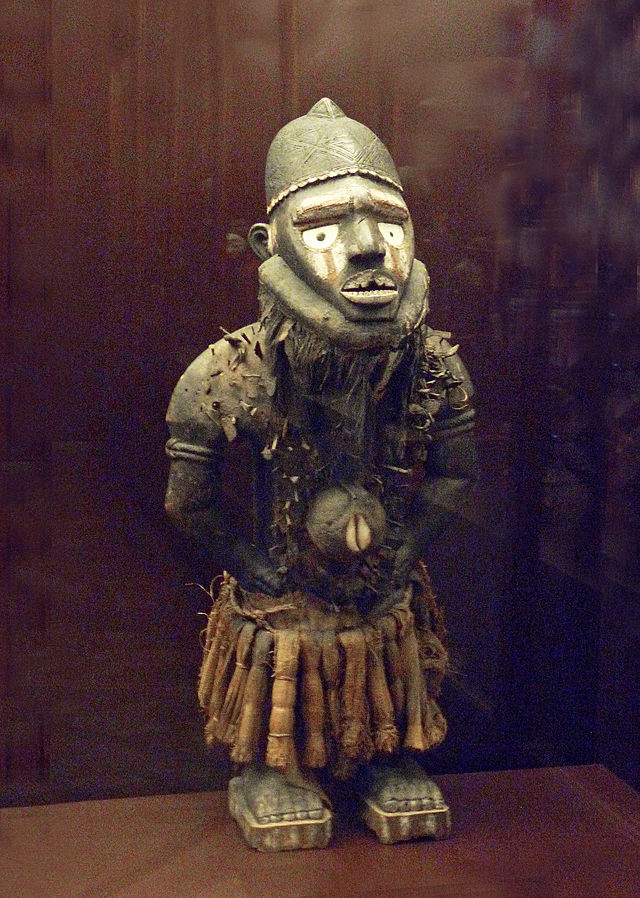 Statue_nkisi_nkondi_Yombe-Musée_royal_de_l\'Afrique_centrale.jpg