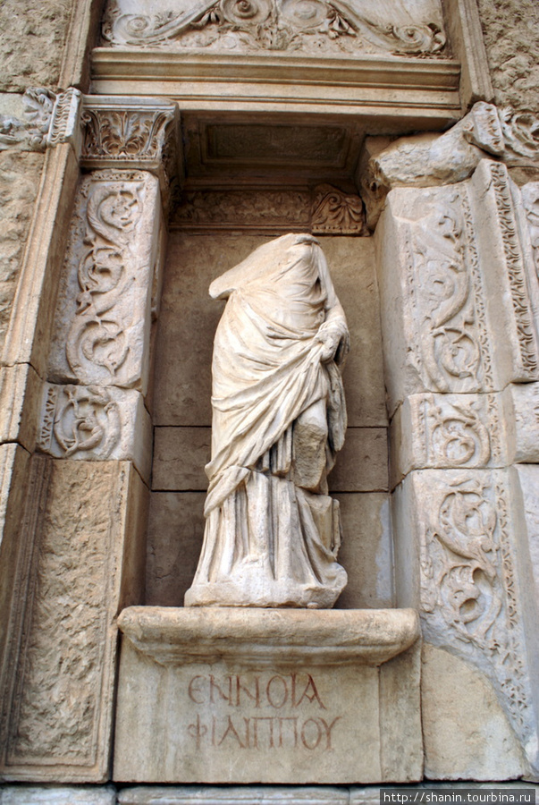 Statuya-na-fasade-bibliote.jpg