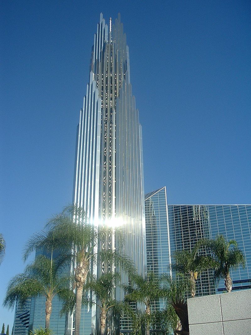 Steeple_of_the_Crystal_Cathedral_-_panoramio.jpg