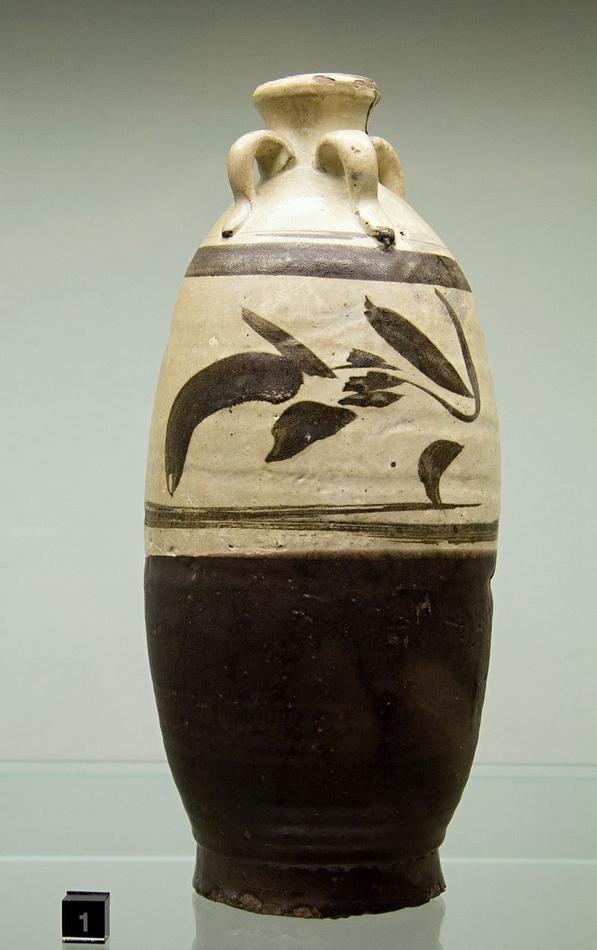 Stoneware_Bottle_China_13th_c,_Prague_Kinsky,_NG_Vu_231,_141108.jpg