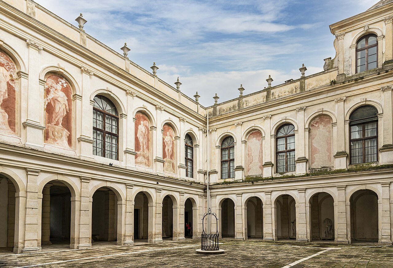 (Stra)_Villa_Pisani_-_Il_pozzo_nel_cortile_interno_sud-ovest.jpg