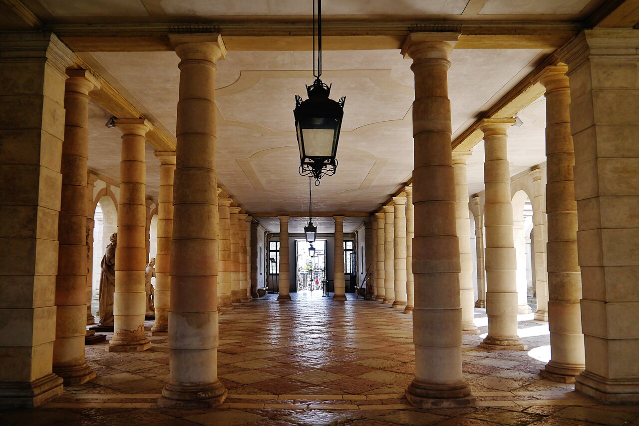 Stra_Villa_Pisani_Außen_Colonnato_Centrale_1.jpg