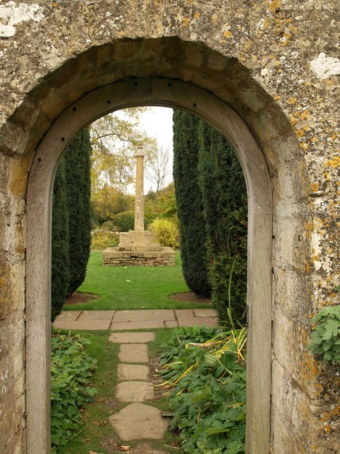 Sundial,_Snowshill_Manor_-_geograph.org.uk_-_1567007.jpg