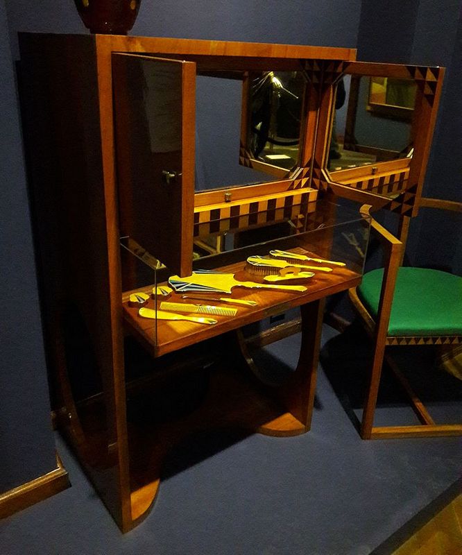 Sydor_Dressing_table_from_a_bedroom_set.jpg